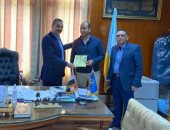 محافظ الإسكندرية: تسليم 5 مواطنين رخص المحال الخاصة بهم بنطاق حى شرق