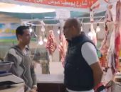 "حياة كريمة" يسلط الضوء على معاناة عم محمد بعد وفاة زوجته وعمله على موتوسيكل للإنفاق على ابنته.. البرنامج يهديه 20 ألف جنيه لتجهيز الفتاة.. ويبرز قصة محل جزارة دشن مبادرة ضد الغلاء في منطقة شعبية