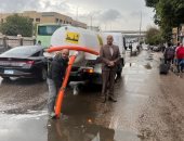 انتشار معدات رفع مياه الأمطار بالدقى لتيسير الحركة المرورية.. صور