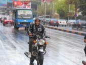 توصيات المرور لتفادى حوادث الطرق خلال الأمطار أبرزها السير بسرعة منخفضة