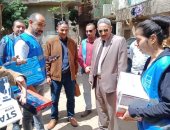 "حياة كريمة" تهدى "أم نور" بقرية منهرى بالمنيا هدايا ومعدات لدعم مشروعها.. صور