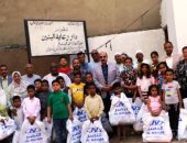 محافظ أسوان يهدى شنط ملابس العيد للأطفال الأيتام بدور الرعاية