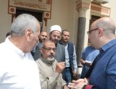 محافظ بنى سويف يلتقى عددا من المواطنين ويستمع لمطالبهم واحتياجاتهم عقب صلاة الجمعة