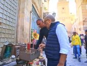باب رزق.. الأسطى خالد يروي حكايته مع بيع المقتنيات القديمة في شارع المعز