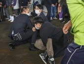 إجلاء رئيس وزراء اليابان من مكان حشد انتخابى بعد سماع دوي انفجار.. واعتقال رجل