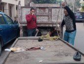 ضبط ومصادرة عربة كارو تلقى القمامة بحرم الطرق فى الدقى