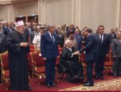 الرئيس السيسي يصافح أحمد عمر هاشم خلال احتفالية ليلة القدر