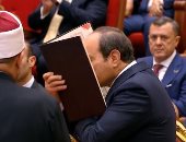وزير الأوقاف يهدى الرئيس السيسي نسخة من كتاب الله باحتفالية ليلة القدر