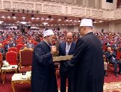 شيخ الأزهر يهدى الرئيس السيسي نسخة من القرآن الكريم