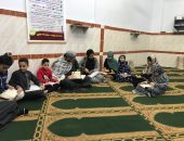 عبد الرحمن شاب يبدع فى تلاوة القرآن ويخصص وقته لتحفيظ الأطفال.. فيديو