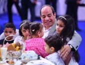 الرئيس السيسى يشاهد فقرة غنائية للمطرب حكيم خلال احتفالية عيد الفطر