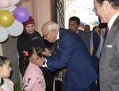محافظ بورسعيد يشارك نزلاء دار الأيتام والقاصرات فرحة عيد الفطر