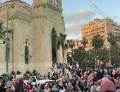 ساحة مسجد القائد إبراهيم بالإسكندرية تمتلئ بالمصلين