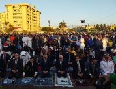 محافظ بورسعيد يؤدى صلاة العيد مع آلاف المواطنين بساحة المعمورة.. صور 