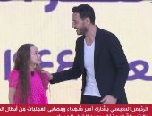 أحمد زاهر وابنته منى يقدمان فقرة فنية باحتفالية عيد الفطر بحضور الرئيس السيسي