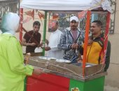 توزيع ترمس وساندوتشات كبدة وآيس كريم احتفالا بالعيد فى مسجد فى العاشر من رمضان.. صور