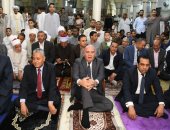 المئات من أبناء قنا يؤدون صلاة العيد بمسجد سيدى عبدالرحيم القنائى بحضور المحافظ