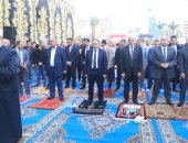 محافظ الجيزة يؤدى صلاة عيد الفطر بساحة مسجد مصطفى محمود بالدقى