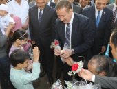 محافظ المنوفية يوزع الورود وكعك العيد على المواطنين والأطفال بالشوارع