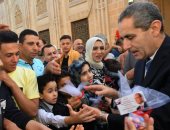 محافظ الغربية يوزع الهدايا على الأطفال بعد صلاة العيد بالسيد البدوى.. صور
