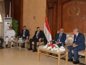 محافظ بورسعيد يزور قوات الأمن فى أول أيام العيد ويقدم التهنئة للضباط والجنود