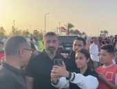 التفاف الجمهور حول ياسر جلال بعد صلاة العيد في شرم الشيخ