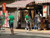 جمهور الرجاء المغربى فى شوارع وسط البلد استعدادًا لمباراة الأهلى.. صور