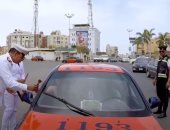 الداخلية ترسم البسمة على وجوه المواطنين بتوزيع هدايا العيد.. فيديو