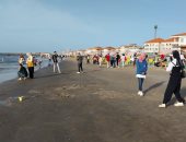 إقبال على شواطئ رأس البر في ثاني أيام العيد والأهالي يستقبلون الرواد بالورود