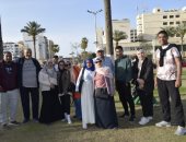 البورسعيدية يلتقطون الصور التذكارية مع حمام السلام في ميدان الشهداء.. فيديو