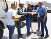رئيس نظافة القاهرة يوزع "كحك العيد" على العمال فى الشوارع.. صور