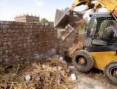 مدينة الزينية بالأقصر تزيل تعديات على أملاك الدولة فى أيام العيد.. صور