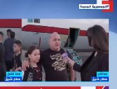 لحظة وصول المصريين القادمين من السودان إلى مطار شرق القاهرة.. فيديو