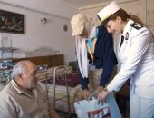الداخلية توزع هدايا على المرضى بالمستشفيات فى العيد.. فيديو 
