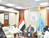 رئيس جامعة الأقصر يستقبل الطلاب السودانيين ويوجه بتوفير كل سبل الراحة لهم