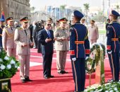 الرئيس السيسي يضع إكليلا من الزهور على النصب التذكارى لشهداء القوات المسلحة