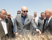 محافظ بنى سويف يفتتح موسم حصاد وتوريد القمح بأحد الحقول الإرشادية