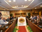 محافظ الغربية يناقش خطة رصف 4 طرق ومحاور رئيسية بطنطا وبسيون وقطور