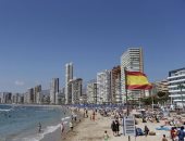 الهروب من ارتفاع درجات الحرارة.. شواطئ إسبانيا تستقبل المواطنين