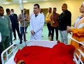 وفد من وزارة الصحة يتفقد حالات النازحين السودانيين بمستشفى أسوان.. صور