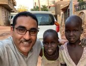 طبيب مصرى يقرر البقاء بالسودان لمساعدة السودانيين فى محنتهم