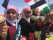 طلاب شمال سيناء يستقبلون وزير التعليم بالزي البدوي والرقصات الشعبية.. فيديو وصور