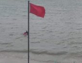 شواطئ الإسكندرية ترفع الرايات الحمراء تحذيرا من ارتفاع الأمواج.. صور