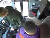 طفل ينقذ حافلة مليئة بالتلاميذ فى أمريكا بعد إصابة السائق بإغماء.. فيديو