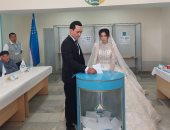 عروسان يصوتان على الاستفتاء الدستورى فى أوزبكستان بملابس الزفاف.. صور