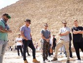 The Backstreet Boys خلال جولة عند أهرامات الجيزة بعد وصولهم مصر 