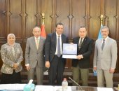 رئيس جامعة الإسكندرية يستعرض الخطة الاستراتيجية لتحقيق رؤية الجامعة