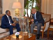 مسارات سياسية وإنسانية على مائدة "بيت العرب" لحل أزمة السودان.. الجامعة العربية تدعو للهدنة.. ومبعوث البرهان يلتقى أبو الغيط ويشيد بـ"استراتيجية" العلاقة مع مصر.. ويعول على دور المنظمة في إرساء هدنة إنسانية