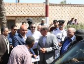 محافظ كفر الشيخ يوقف موكبه بفوه استجابة لمواطن من ذوى الهمم لوحً بيده