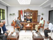 محافظ قنا يستقبل رئيس الإدارة المركزية للتعاون الزراعى لمتابعة توريد محصول القمح